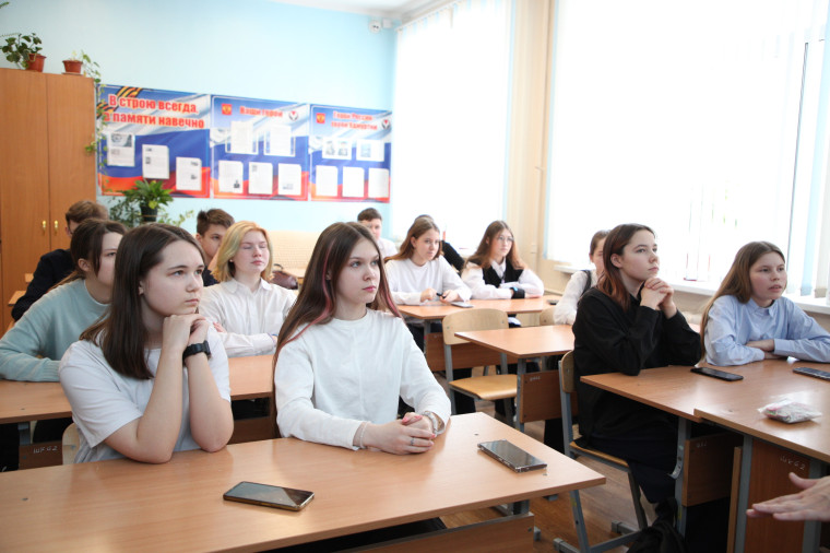 "Учёные - в школы".